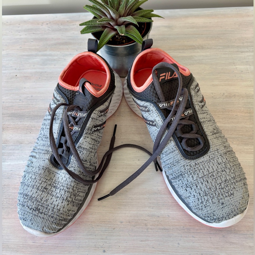Vintage Women’s Grey FILA Sneakers with Pink trim, interior & soles. Size: 9